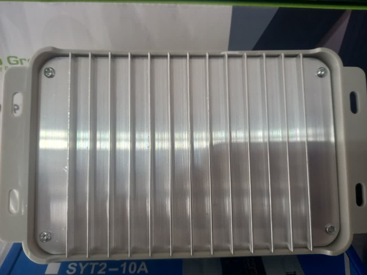 شارژکنترلر خورشیدی 20 آمپر 12/24 ولت PWM دارای 4 عدد USB با صفحه نمایش رنگی